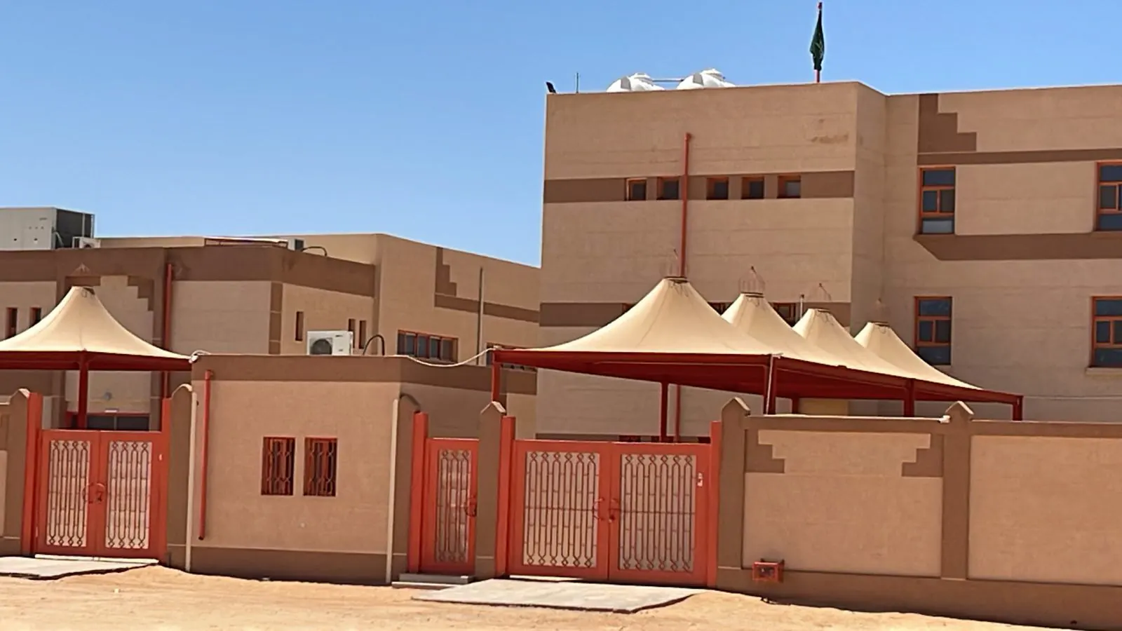 الأعمال الكهربائية بمدرسة العلا 4